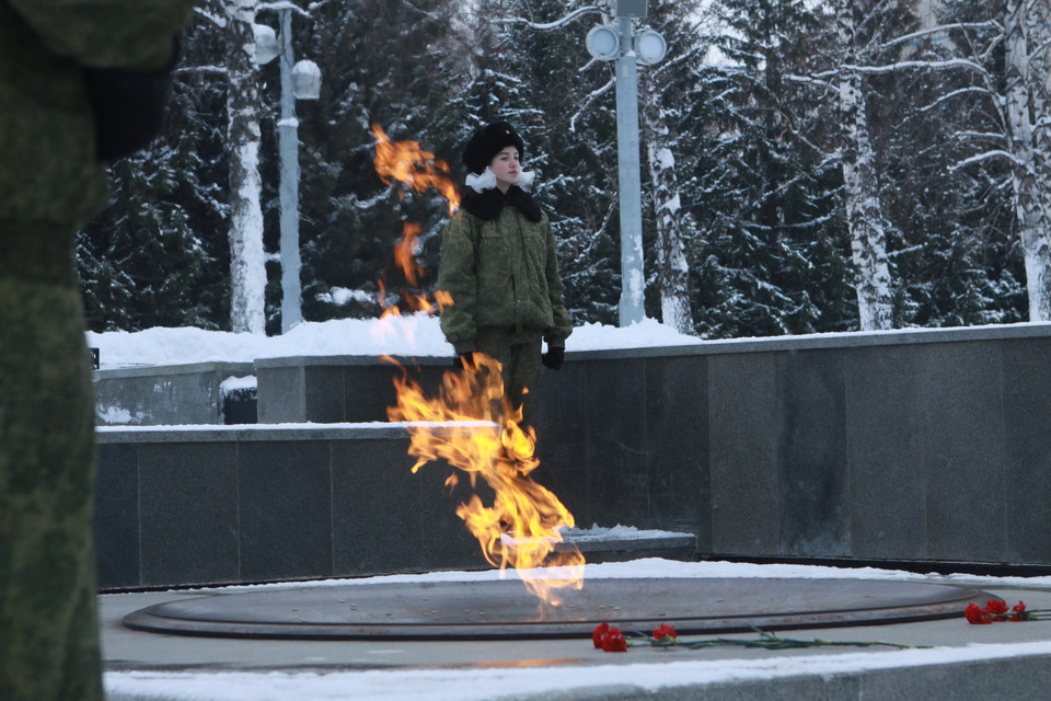 Các thiếu sinh quân thành phố Novosibirsk đứng gác bên ngọn lửa vĩnh cửu trong khuôn viên đài tưởng niệm Chiến tranh vệ quốc 1941-1945 ở trung tâm thành phố. (Ảnh: Trần Hiếu/TTXVN)