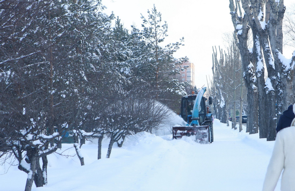 Thành phố Novosibirsk huy động các phương tiện chuyên dụng để dọn tuyết, giúp người dân đi lại dễ dàng hơn. (Ảnh: Trần Hiếu/TTXVN)
