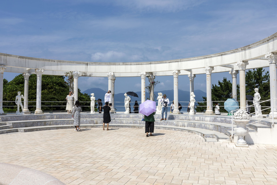 Cách đảo Geoje khoảng 4km với 20 phút đi tàu từ cảng Gujora, Oedo-Botania nằm trong Vườn quốc gia Hàng hải Hallyeo (Hàn Quốc) có tầm nhìn tuyệt đẹp ra vùng biển có nước xanh như pha lê. (Ảnh: Anh Nguyên/TTXVN)