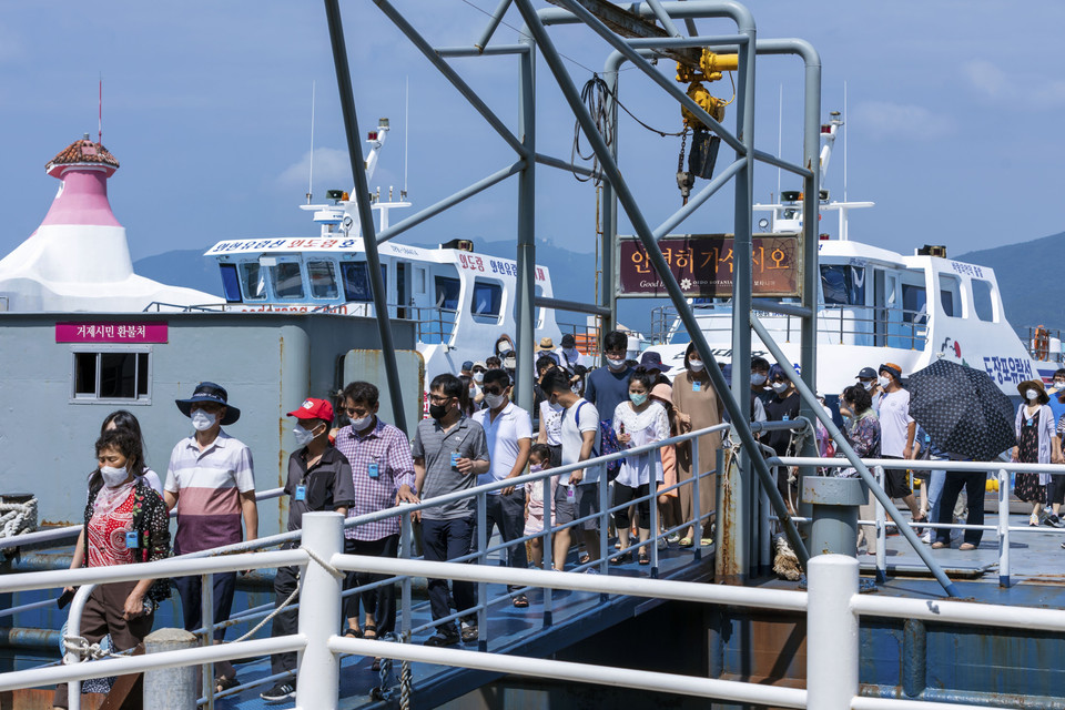 Khách thăm quan Vườn thực vật Oedo-Botania phải mất 20 phút đi tàu thủy từ cảng Gujora. (Ảnh: Anh Nguyên/TTXVN)