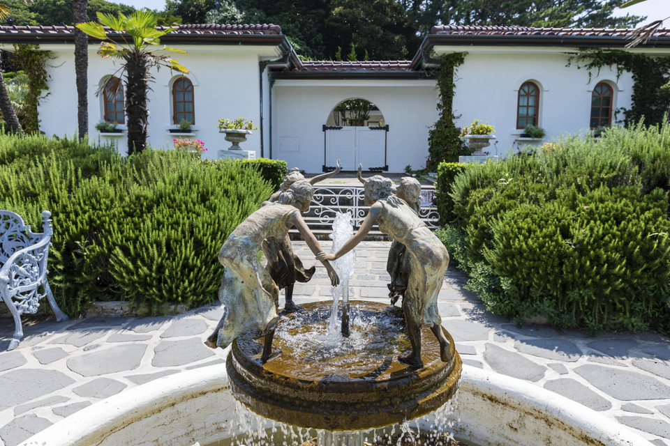 Biệt thự trắng xuất hiện trong phim “Bản tình ca mùa Đông” với cảnh hội ngộ đầy hạnh phúc của hai diễn viên Bae Yong Joon và Choi Ji Woo. (Ảnh: Anh Nguyên/TTXVN)