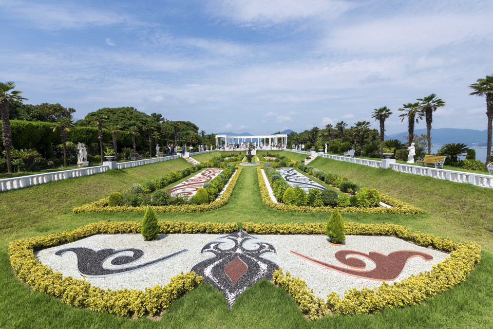 Oedo-Botania được biết đến như một thiên đường cây xanh có diện tích lên tới 132km2 với hơn 3.000 loài thực vật, trong đó có 50 loài xương rồng, dứa Mỹ cùng hàng trăm loài hoa quý hiếm từ khắp nơi trên thế giới. Trong ảnh: Vườn địa đàng với 12 bức tượng thần vệ nữ trong khuôn viên Oedo-Botania là một điểm check-in lý tưởng của khách thăm quan. (Ảnh: Anh Nguyên/TTXVN)