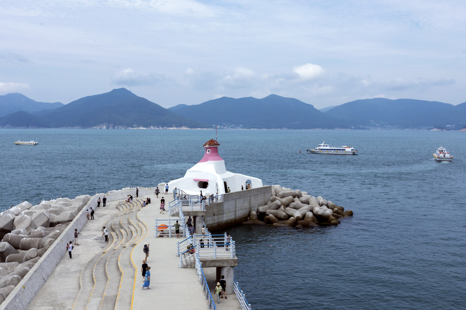 Ngọn hải đăng đầy màu sắc, một điểm nhấn khác bên cạnh của Vườn thực vật Oedo-Botania. (Ảnh: Anh Nguyên/TTXVN)