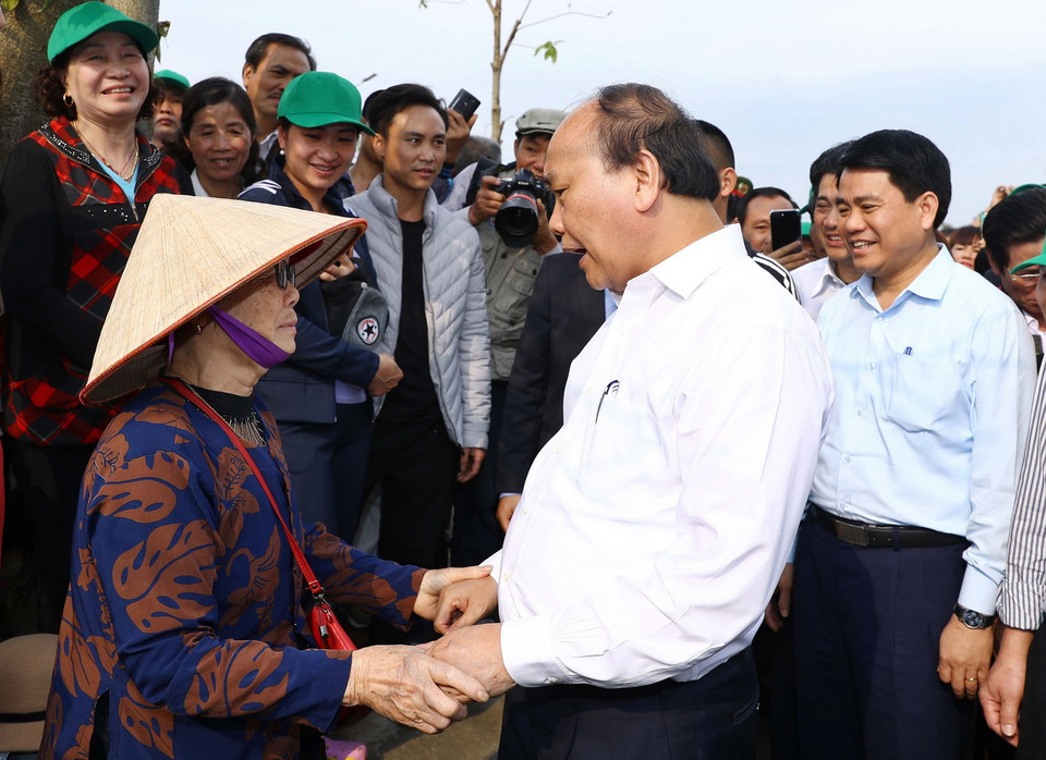 Thủ tướng Nguyễn Xuân Phúc với nhân dân huyện Đông Anh tham dự Lễ phát động Tết trồng cây đời đời nhớ ơn Bác Hồ năm 2019. (Ảnh: Thống Nhất/TTXVN)