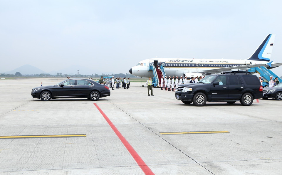 Đoàn xe chở Thủ tướng Thái Lan Prayuth Chan-ocha rời sân bay Quốc tế Nội Bài về trung tâm Hà Nội. (Ảnh: TTXVN)