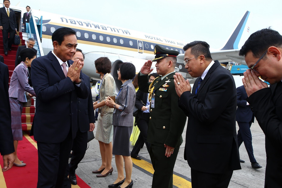 Các quan chức Đại sứ quán Thái Lan tại Việt Nam đón Thủ tướng Thái Lan Prayuth Chan-ocha tại sân bay Quốc tế Nội Bài. (Ảnh: TTXVN