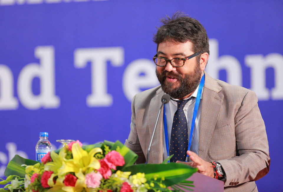 Ông Samuel Maruta, Người sáng lập và Chủ tịch Công ty Marou, Faiseurs de chocolat phát biểu tại phiên thảo luận chuyên đề “Ứng dụng công nghệ cao để thúc đẩy phát triển nông nghiệp khu vực GMS”. (Ảnh: TTXVN)