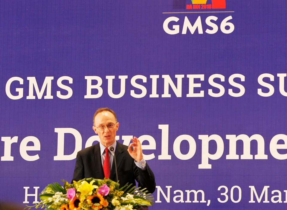 Ngài Ulrich Zachau, Giám đốc quan hệ khu vực phụ trách các nước Malaysia, Thái Lan, Đông Á và Thái Bình Dương của Ngân hàng Thế giới (WB) phát biểu tại phiên thảo luận "Phát triển cơ sở hạ tầng và Tài chính cho cơ sở hạ tầng". (Ảnh: TTXVN)