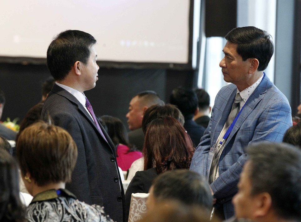 Các đại biểu trao đổi bên lề tại phiên thảo luận chuyên đề: “GMS và Thương mại toàn cầu”. (Ảnh: TTXVN)