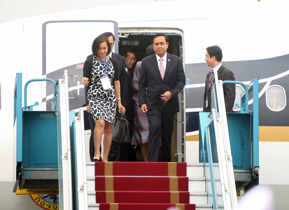 Thủ tướng Thái Lan Prayuth Chan-ocha tới sân bay Quốc tế Nội Bài. (Ảnh: TTXVN)