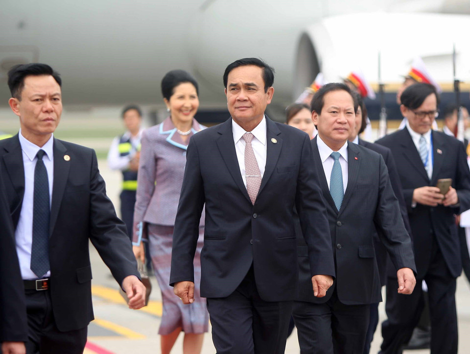 Bộ trưởng Bộ Thông tin và Truyền thông Trương Minh Tuấn đón Thủ tướng Thái Lan Prayuth Chan-ocha. (Ảnh: TTXVN)