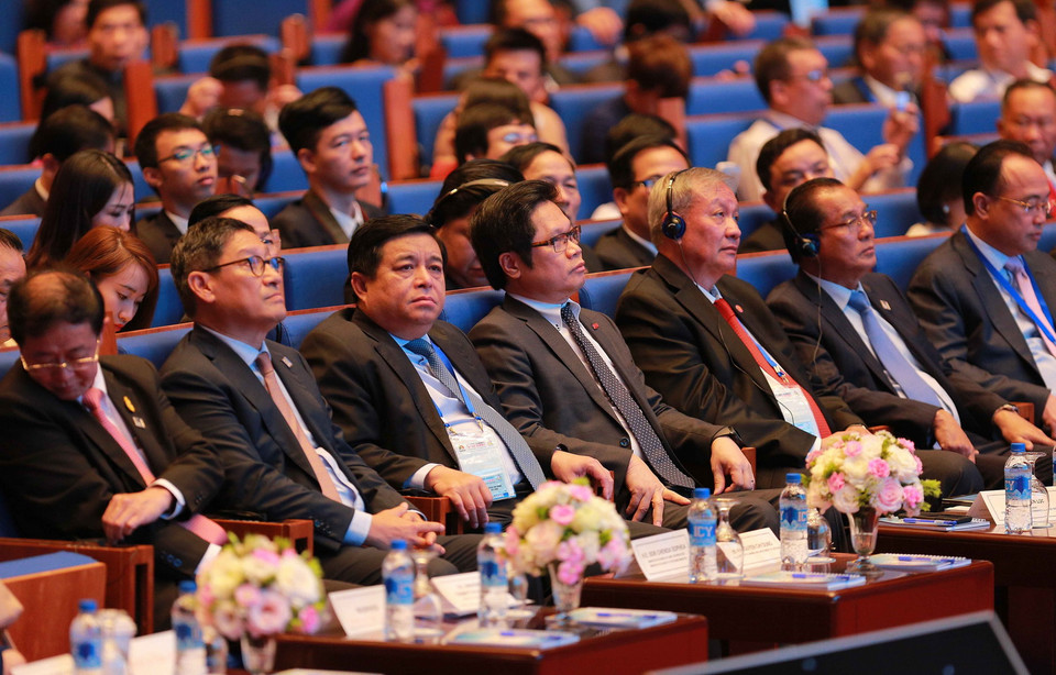 Bộ trưởng Bộ Kế hoạch và Đầu tư Nguyễn Chí Dũng (thứ ba từ trái sang), Chủ tịch Phòng Thương mại và Công nghiệp Việt Nam Vũ Tiến Lộc (giữa) và các đại biểu dự phiên họp. (Ảnh: TTXVN)