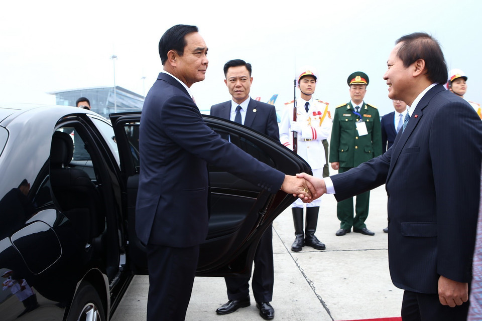 Bộ trưởng Bộ Thông tin và Truyền thông Trương Minh Tuấn đón Thủ tướng Thái Lan Prayuth Chan-ocha. (Ảnh: TTXVN)