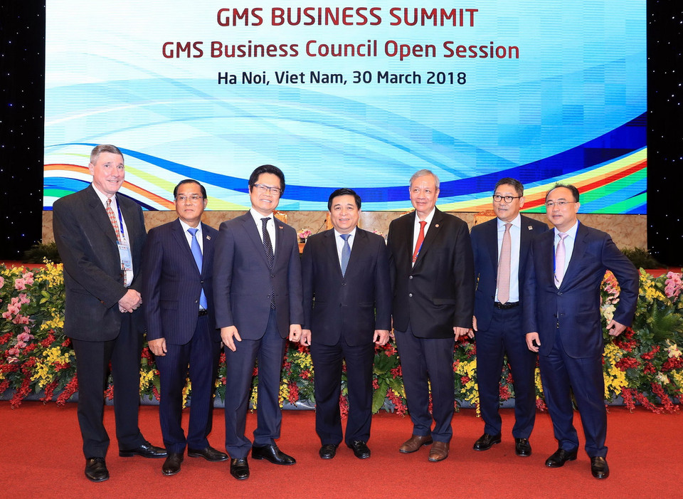 Bộ trưởng Bộ Kế hoạch và Đầu tư Nguyễn Chí Dũng (giữa), Chủ tịch Phòng Thương mại và Công nghiệp Việt Nam Vũ Tiến Lộc (thứ ba từ trái sang) và các đại biểu dự phiên họp. (Ảnh: TTXVN)