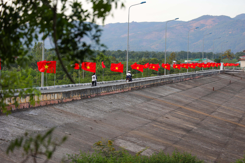 Một cung đường trên mặt đập của Biển Hồ. (Ảnh: Hoàng Đạt/Vietnam+)
