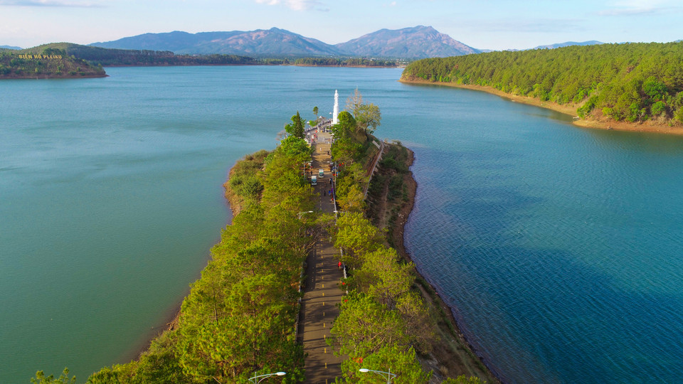 Một trong những cung đường được các vận động viên chờ mong đó là cung đường tại Biển Hồ T'nưng. (Ảnh: Hoàng Đạt/Vietnam+)