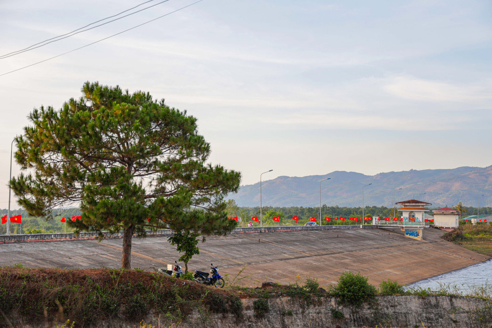 Một cung đường trên mặt đập của Biển Hồ. (Ảnh: Hoàng Đạt/Vietnam+)