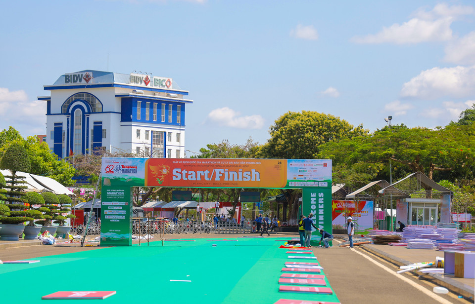 Điểm xuất phát đang dần được hoàn thiện tại Quảng trường trung tâm thành phố Pleiku. (Ảnh: Hoàng Đạt/Vietnam+)