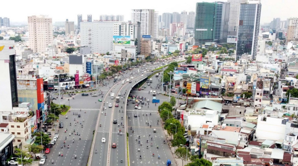 Cầu vượt dầm thép để giảm ùn tắc giao thông tại nút giao vòng xoay Hàng Xanh, quận Bình Thạnh. (Ảnh: Thanh Vũ/TTXVN)