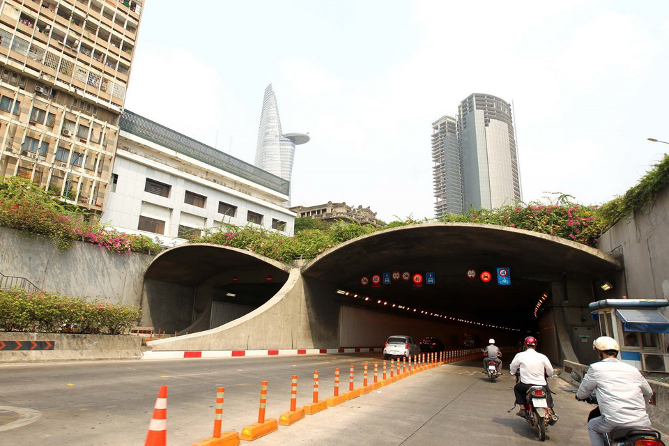 Lối vào hầm vượt sông Sài Gòn, phía quận 1. (Ảnh: Thanh Vũ/TTXVN)