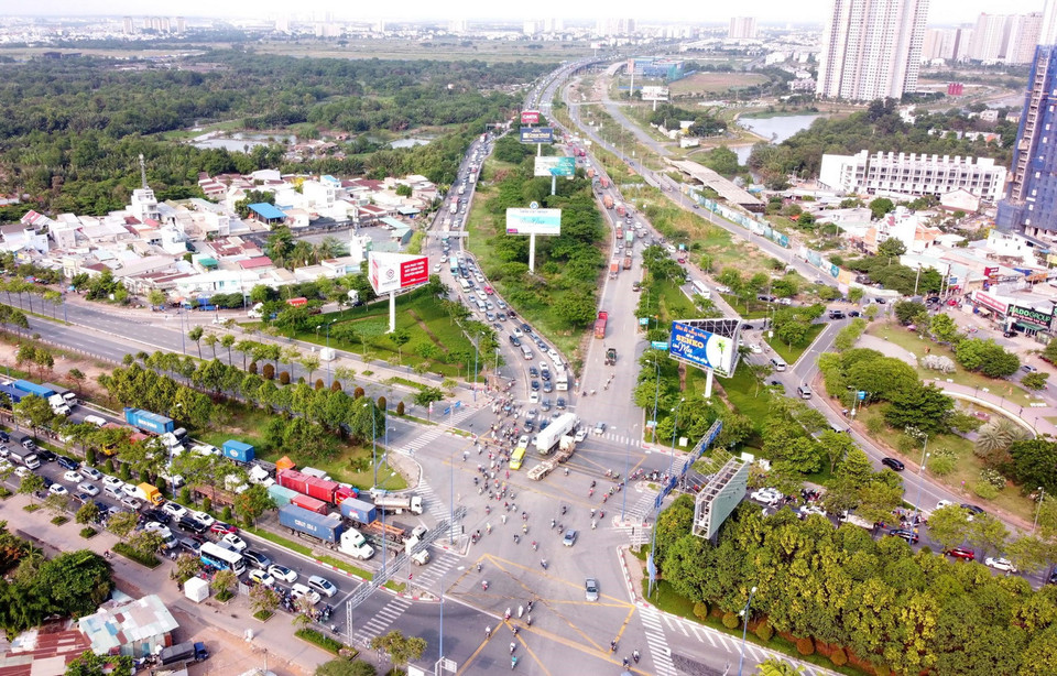 Nút giao An Phú, thành phố Thủ Đức, kết nối Đại lộ Mai Chí Thọ (trái) lên cao tốc Long Thành-Giầu Dây. (Ảnh: Trung Tuyến/TTXVN)
