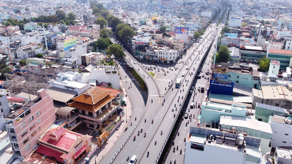 Cầu vượt dầm thép góp phần giảm ùn tắc giao thông tại nút giao vòng xoay cây Gõ, quận 11. (Ảnh: Trung Tuyến/TTXVN)