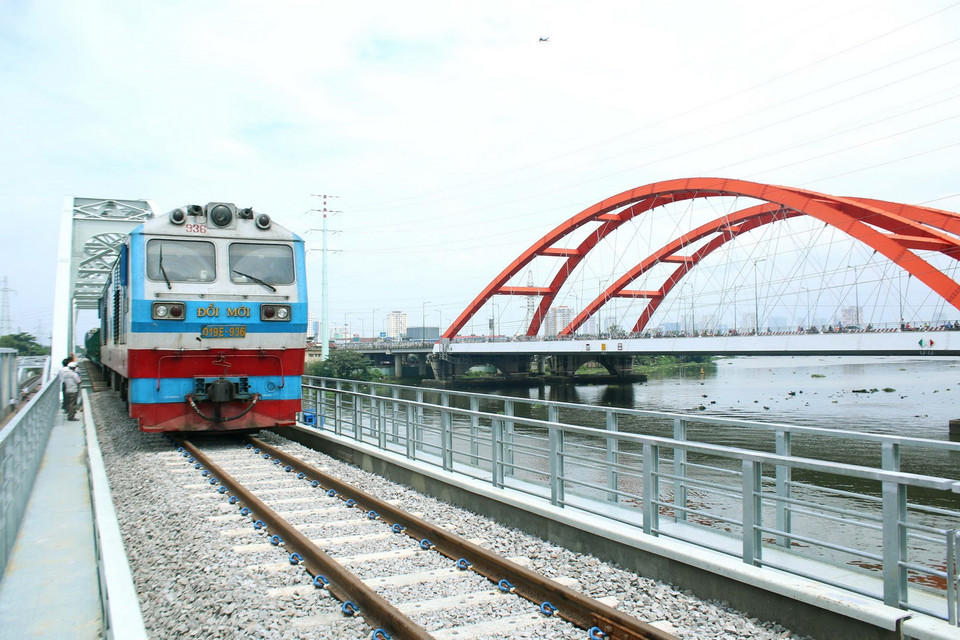 Cầu đường sắt Bình Lợi mới bắc qua sông Sài Gòn, nối quận Bình Thạnh và thành phố Thủ Đức chính thức đấu nối với đường sắt Bắc-Nam vào ngày 14/9/2019. (Ảnh: Tiến Lực/TTXVN)