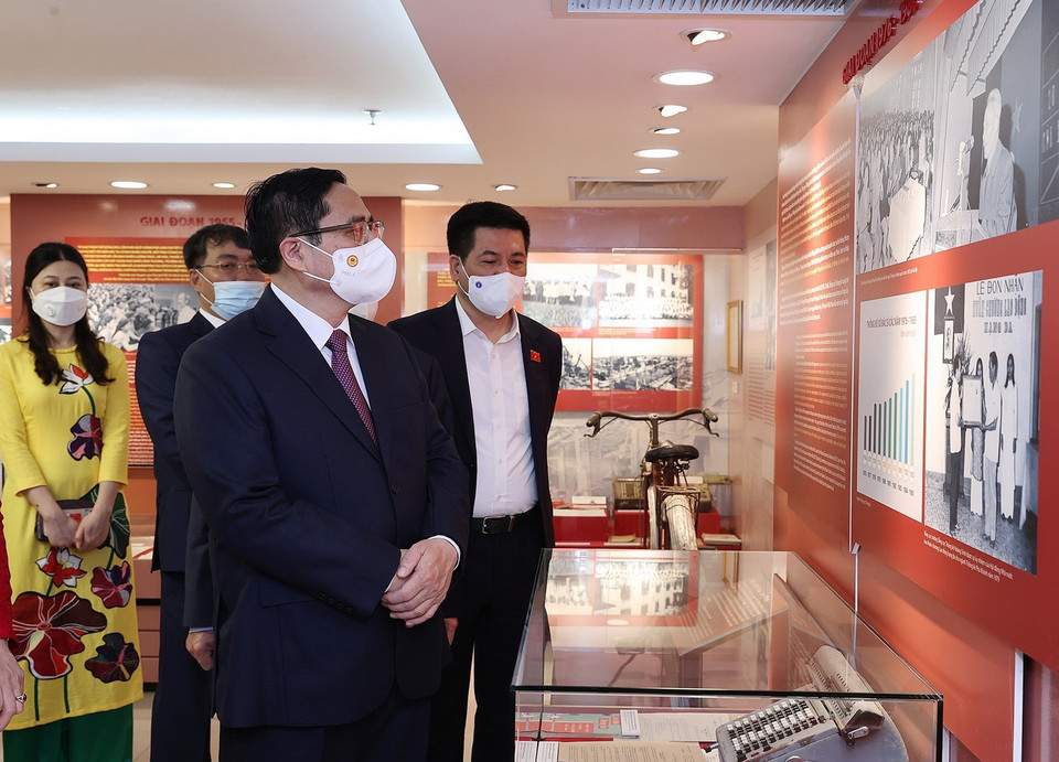  Thủ tướng Phạm Minh Chính tham quan trưng bày, sách, hình ảnh, hiện vật ngành thống kê. (Ảnh: Dương Giang/TTXVN)