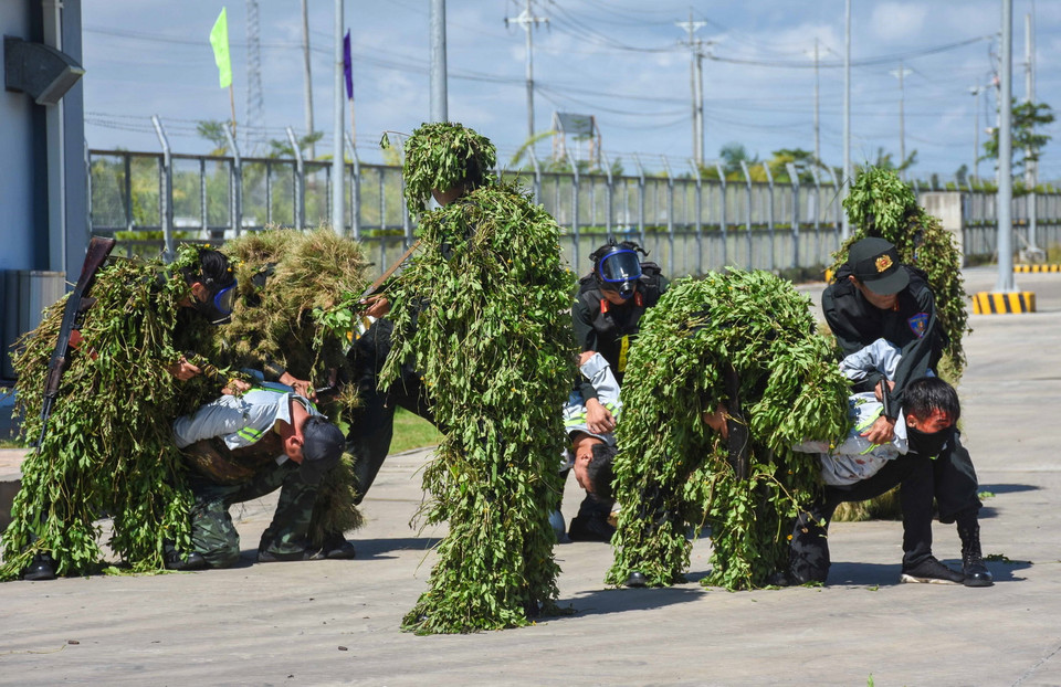 Diễn tập triển khai các phương án phòng chống khủng bố. (Ảnh: Thế Anh/TTXVN)