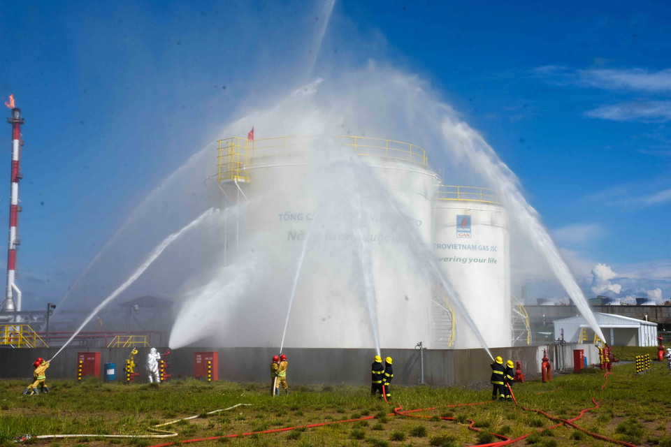 Diễn tập phòng cháy chữa cháy, ngăn ngừa sự cố tràn dầu. (Ảnh: Thế Anh/TTXVN)