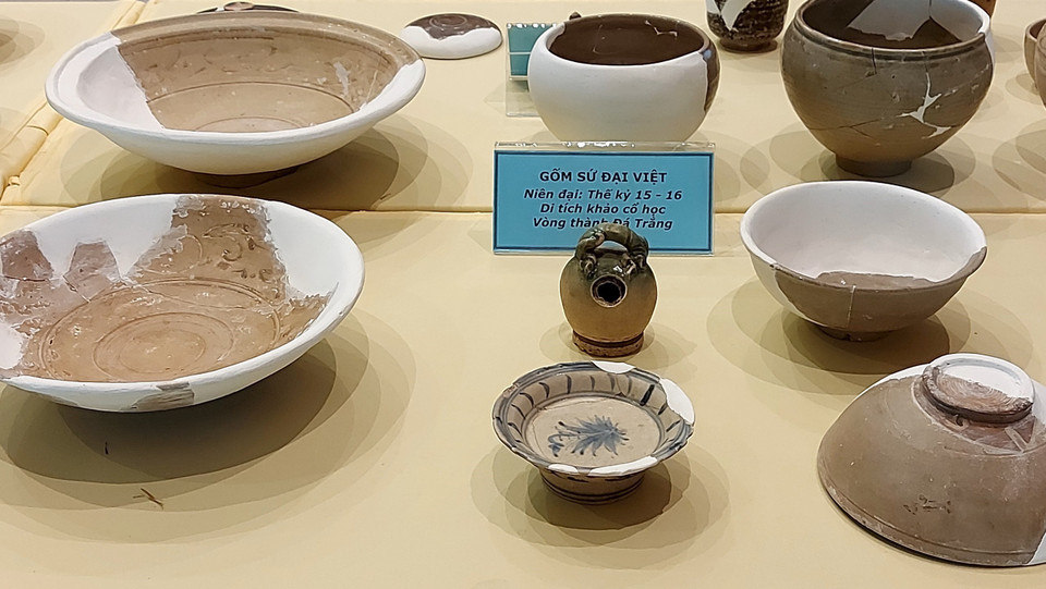 Gốm Đại Việt được tìm thấy tại Di tích Vòng Thành Đá Trắng. (Ảnh: Huỳnh Sơn/TTXVN)