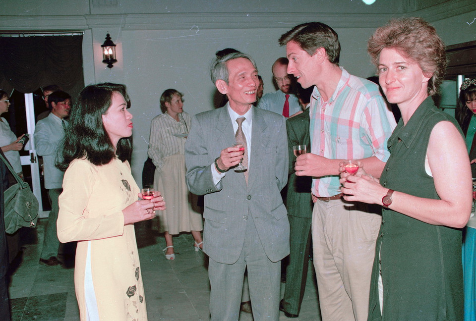 Nhà báo lão thành Đỗ Phượng (Đỗ Kim Phượng), sinh ngày 16/11/1930, quê quán xã Cao Minh, huyện Vĩnh Bảo, thành phố Hải Phòng, nguyên Ủy viên Ban Chấp hành Trung ương Đảng Cộng sản Việt Nam Khóa VII, nguyên Đại biểu Quốc hội khóa IX, nguyên Ủy viên Ủy ban Trung ương Mặt trận Tổ quốc Việt Nam, nguyên Tổng Giám đốc TTXVN; Huy hiệu 70 năm tuổi Đảng, Huân chương Độc lập hạng Nhì, Huân chương kháng chiến hạng Nhì, Huân chương kháng chiến chống Mỹ cứu nước hạng Nhất, Huy chương Vì sự nghiệp Báo chí Việt Nam, Huy chương Vì sự nghiệp Thông tấn. (Ảnh: Xuân Lâm/TTXVN))