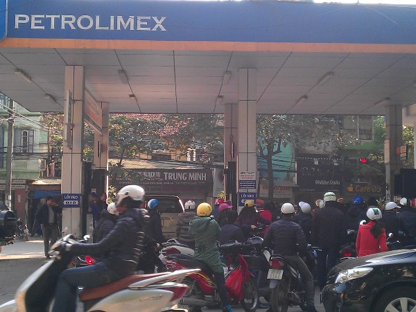 Khách hàng đứng chờ mua xăng kín một góc đường. (Ảnh: PV/Vietnam+)