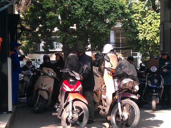 Khách hàng bất động đứng chờ trong khi cửa hàng ngừng hoạt động vì giá tăng. (Ảnh: PV/Vietnam+)