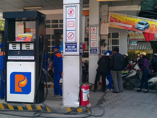 Khách hàng vẫn đứng chờ, chưa có thông báo khi nào bán hàng tiếp. (Ảnh: PV/Vietnam+)