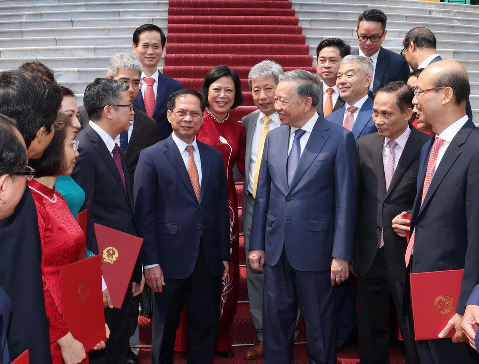 Tổng Bí thư, Chủ tịch nước Tô Lâm và đại biểu với các đại sứ Việt Nam mới nhận Quyết định bổ nhiệm. (Ảnh: Lâm Khánh/TTXVN)