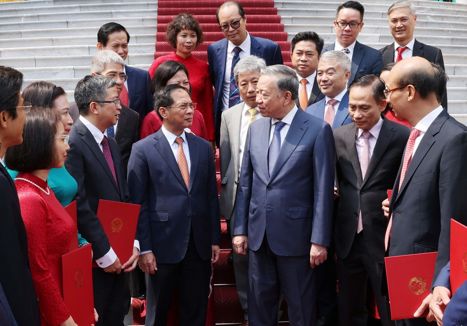 Tổng Bí thư, Chủ tịch nước Tô Lâm và đại biểu với các đại sứ Việt Nam mới nhận Quyết định bổ nhiệm. (Ảnh: Lâm Khánh/TTXVN)