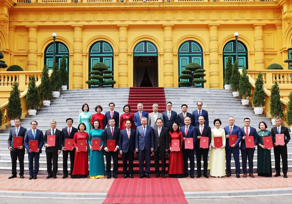 Tổng Bí thư, Chủ tịch nước Tô Lâm và đại biểu chụp ảnh chung với các đại sứ nhận Quyết định bổ nhiệm. (Ảnh: Lâm Khánh/TTXVN)