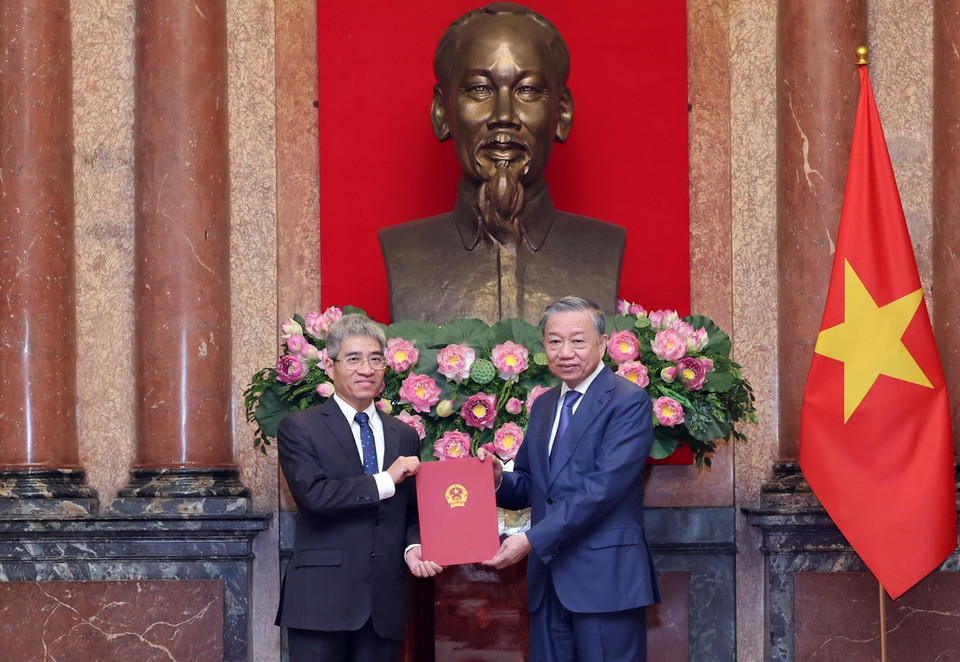 Tổng Bí thư, Chủ tịch nước Tô Lâm trao Quyết định bổ nhiệm cho ông Nguyễn Đắc Thành. (Ảnh: Lâm Khánh/TTXVN)