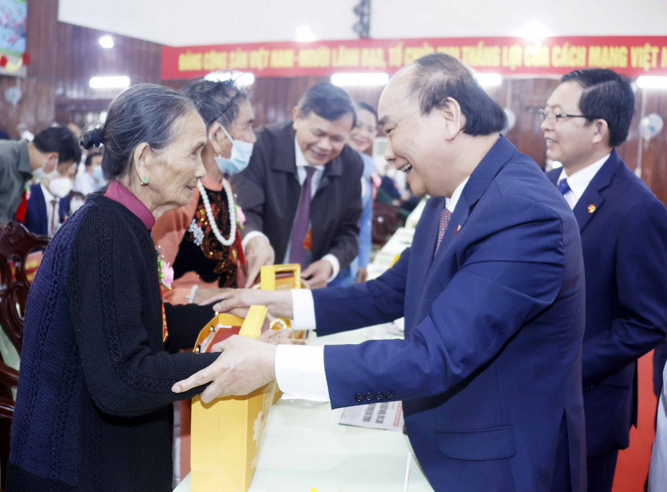 Các đại biểu tham dự buổi lễ vui mừng được gặp Chủ tịch nước Nguyễn Xuân Phúc. (Ảnh: Thống Nhất/TTXVN)