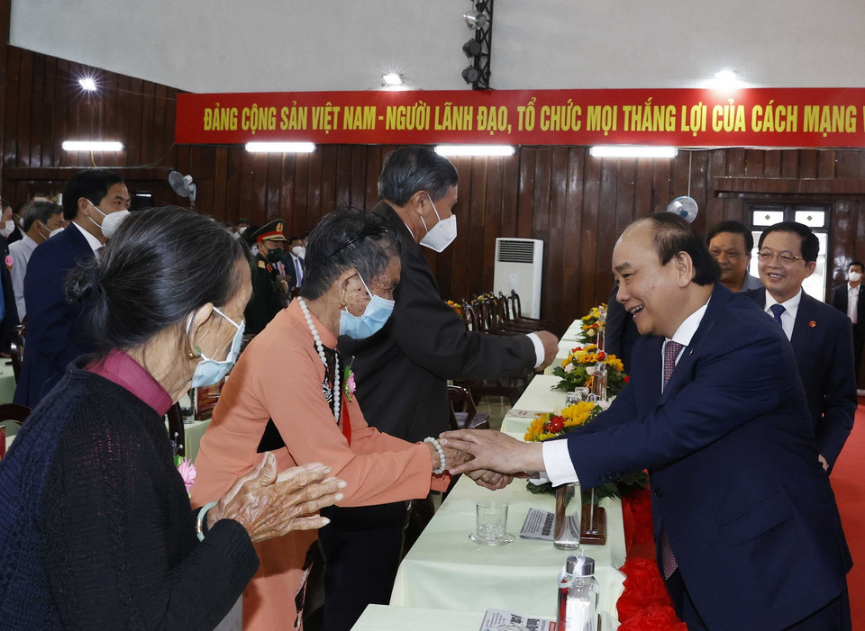 Chủ tịch nước Nguyễn Xuân Phúc với các đại biểu tham dự buổi lễ. (Ảnh: Thống Nhất/TTXVN)