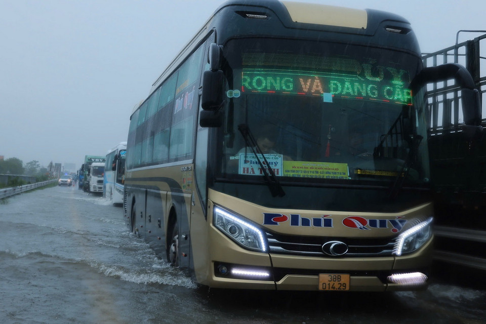 Các phương tiện nối đuôi nhau di chuyển trên cao tốc Pháp Vân-Cầu Giẽ (ảnh chụp lúc 10h30 ngày 11/9). (Ảnh: Hoàng Hiếu/TTXVN)