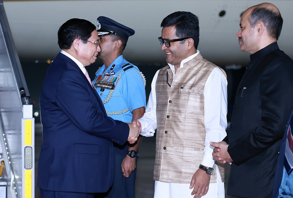 Các quan chức Ấn Độ đón Thủ tướng Phạm Minh Chính tại sân bay quân sự Palam, Thủ đô New Delhi. (Ảnh: Dương Giang/TTXVN)