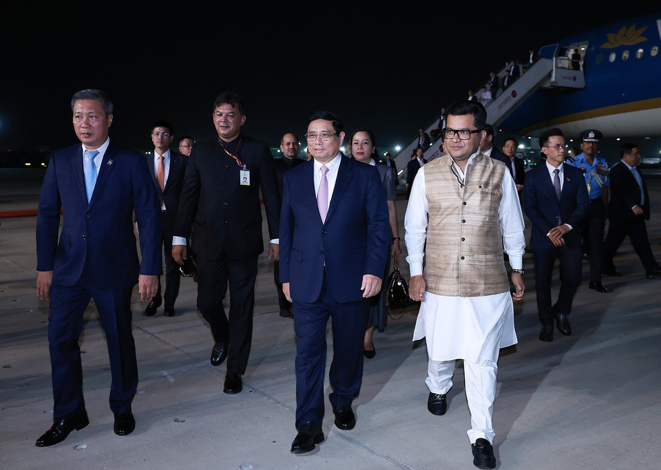Thủ tướng Phạm Minh Chính đến sân bay quân sự Palam, Thủ đô New Delhi bắt đầu chuyến thăm cấp Nhà nước đến Ấn Độ. (Ảnh: Dương Giang/TTXVN)