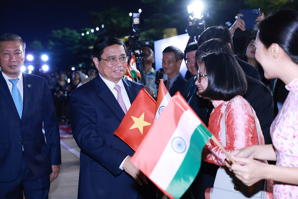 Cán bộ, nhân viên Đại sứ quán Việt Nam tại Ấn Độ đón Thủ tướng Phạm Minh Chính ở sân bay quân sự Palam. (Ảnh: Dương Giang/TTXVN)