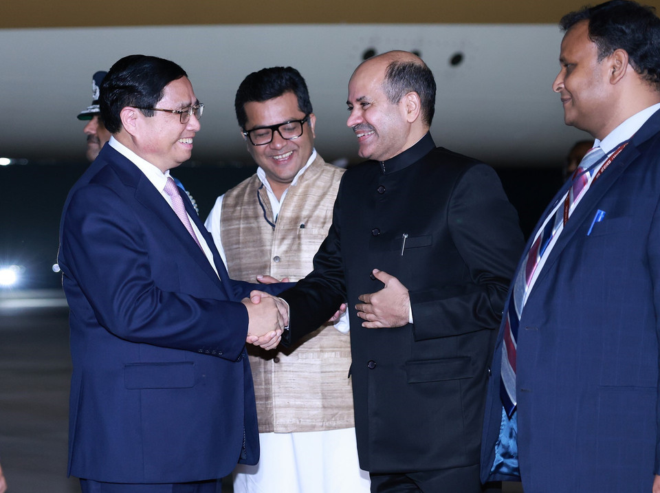Các quan chức Ấn Độ đón Thủ tướng Phạm Minh Chính tại sân bay quân sự Palam, Thủ đô New Delhi. (Ảnh: Dương Giang/TTXVN)