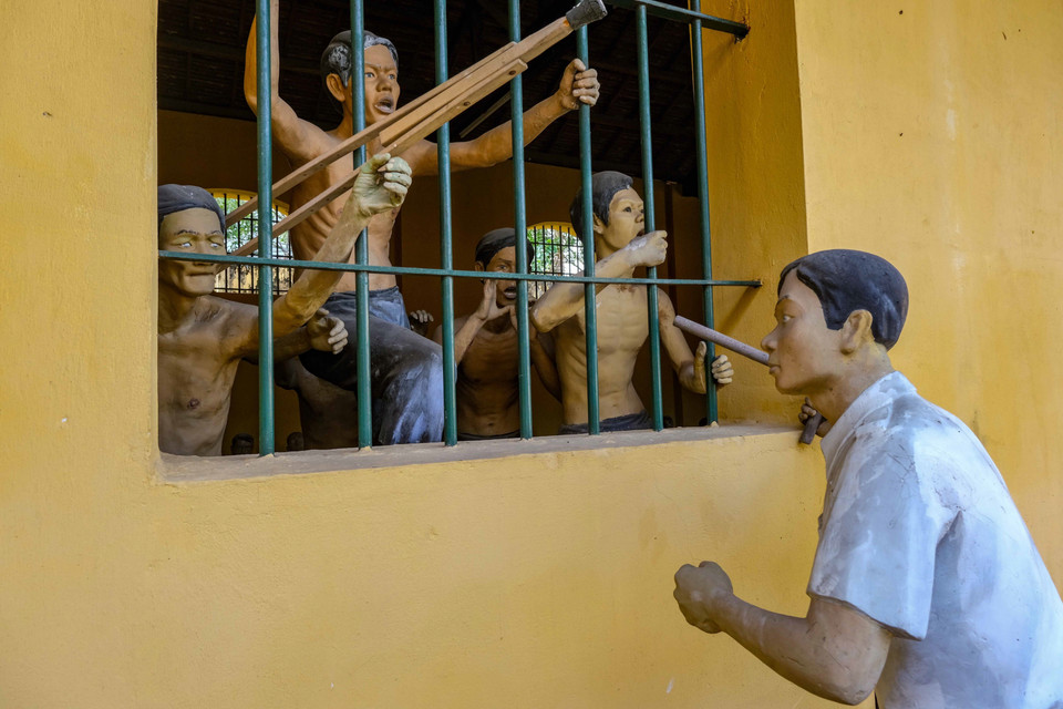 Các bức tượng tái hiện cảnh đồng bào, chiến sỹ cách mạng bị giam giữ ở Khám lớn Cần Thơ. (Ảnh: Thanh Liêm/TTXVN)