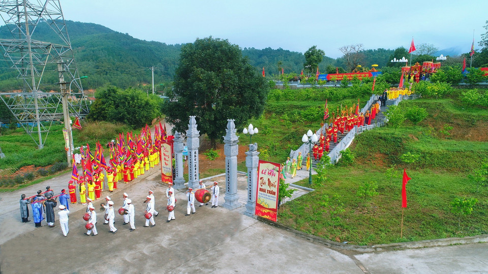 Ngày 22/2 (tức 18 tháng Giêng năm Kỷ Hợi), tại khu vực Thái Miếu nhà Trần và hồ Trại Lốc (thị xã Đông Triều, Quảng Ninh), Ban tổ chức Lễ hội Thái Miếu nhà Trần thị xã Đông Triều năm 2019 tổ chức Lễ rước nước. (Ảnh: TTXVN phát) 