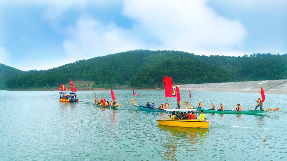 Lễ rước nước tại Lễ hội Thái Miếu nhà Trần. (Ảnh: TTXVN phát)