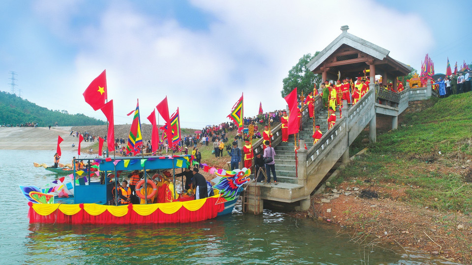 Lễ rước nước tại Lễ hội Thái Miếu nhà Trần. (Ảnh: TTXVN phát)